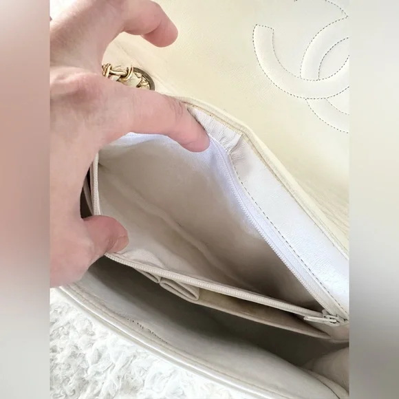 Chanel Vintage White Lambskin Full Flap Bag - Picture 6 of 13